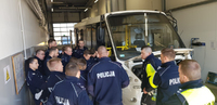 Policjanci ćwiczą kontrolę techniczną małego autobusu