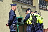 Policjanci przygotowują broń do służby