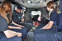 Uczniowie klasy policyjnej wewnątrz pojazdu policyjnego