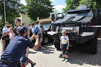 Zwiedzający robią zdjęcia na wystawie pojazdów